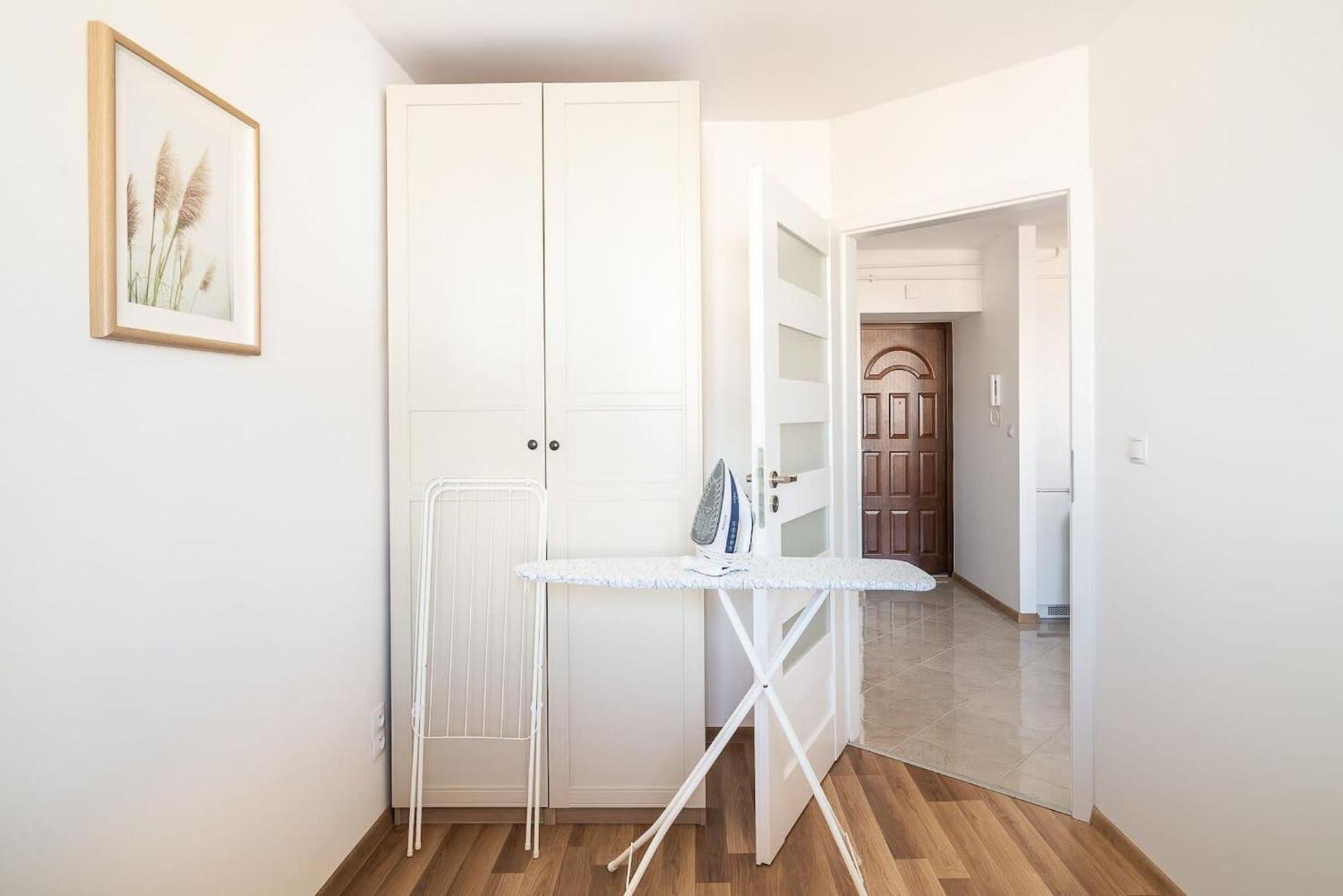 Navy Aesthetic Apartment With Balcony By Noclegi Renters Varsóvia Exterior foto
