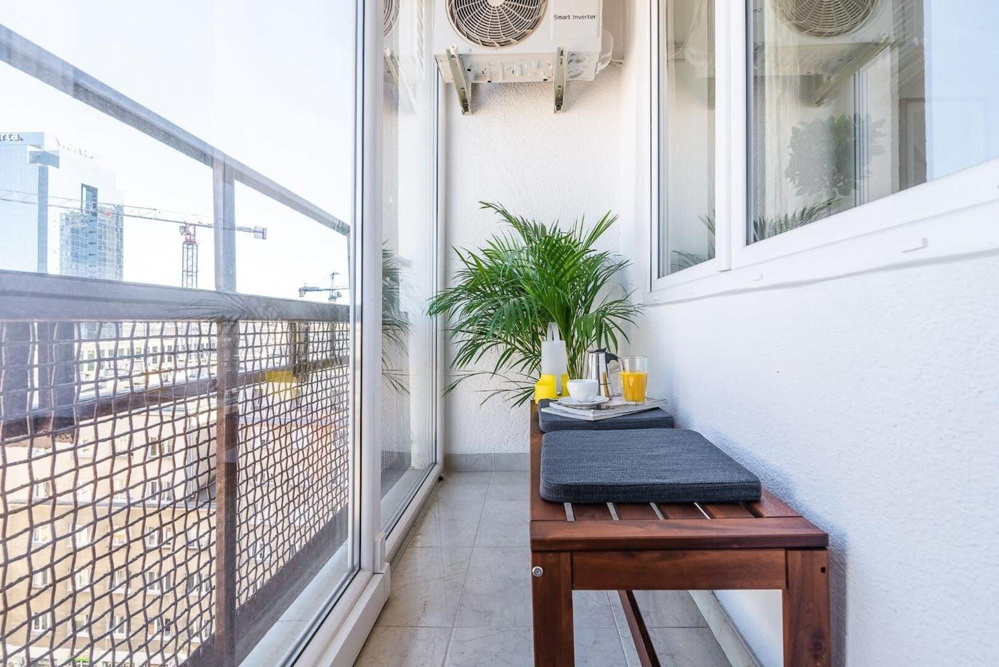Navy Aesthetic Apartment With Balcony By Noclegi Renters Varsóvia Exterior foto
